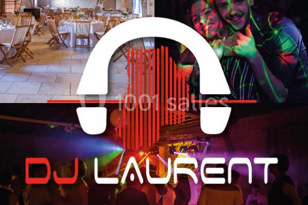 Salle de réception décorée, personnes dansant sous des lumières colorées, logo ’DJ Laurent’ au centre.