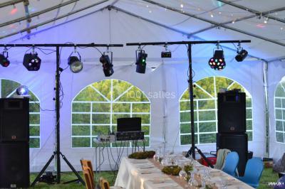Des personnes dansent dans une ambiance festive avec des lumières colorées dans une salle sombre.