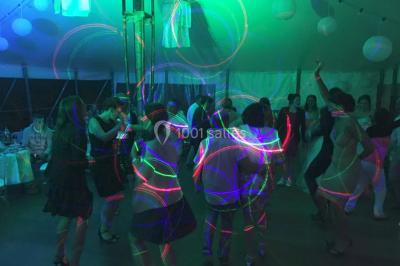 Miniature DJ Le Val (Var) - Enjoy-Your-Event #5 Personnes discutant dans une salle éclairée de lumières bleues, avec tables de buffet et décoration festive.