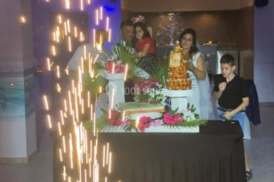 Miniature DJ Le Val (Var) - Enjoy-Your-Event #12 Personnes discutant dans une salle éclairée de lumières bleues, avec tables de buffet et décoration festive.