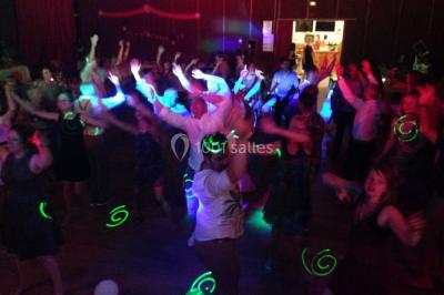 Miniature DJ Le Val (Var) - Enjoy-Your-Event #7 Personnes discutant dans une salle éclairée de lumières bleues, avec tables de buffet et décoration festive.