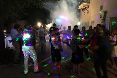 Miniature DJ Le Val (Var) - Enjoy-Your-Event #10 Personnes discutant dans une salle éclairée de lumières bleues, avec tables de buffet et décoration festive.