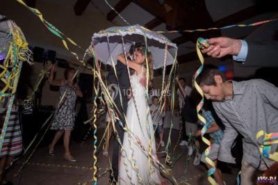 Miniature DJ Le Val (Var) - Enjoy-Your-Event #11 Personnes discutant dans une salle éclairée de lumières bleues, avec tables de buffet et décoration festive.