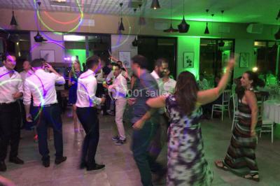 Miniature DJ Le Val (Var) - Enjoy-Your-Event #17 Personnes discutant dans une salle éclairée de lumières bleues, avec tables de buffet et décoration festive.