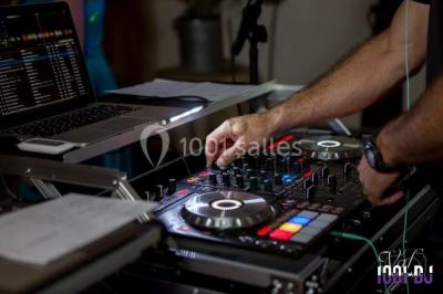 Miniature DJ Le Val (Var) - Enjoy-Your-Event #18 Personnes discutant dans une salle éclairée de lumières bleues, avec tables de buffet et décoration festive.