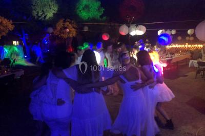 Miniature DJ Le Val (Var) - Enjoy-Your-Event #8 Personnes discutant dans une salle éclairée de lumières bleues, avec tables de buffet et décoration festive.