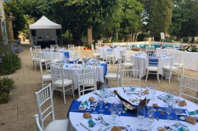 Miniature DJ Le Val (Var) - Enjoy-Your-Event #20 Personnes discutant dans une salle éclairée de lumières bleues, avec tables de buffet et décoration festive.