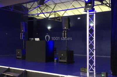 Miniature DJ Le Val (Var) - Enjoy-Your-Event #21 Personnes discutant dans une salle éclairée de lumières bleues, avec tables de buffet et décoration festive.