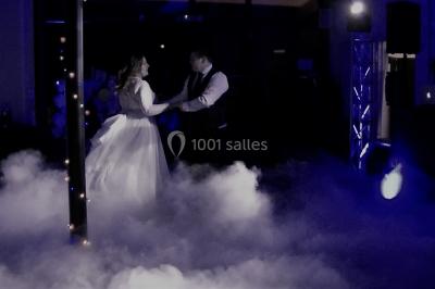 Miniature DJ Le Val (Var) - Enjoy-Your-Event #2 Personnes discutant dans une salle éclairée de lumières bleues, avec tables de buffet et décoration festive.