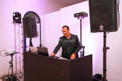 Miniature DJ Le Val (Var) - Enjoy-Your-Event #25 Personnes discutant dans une salle éclairée de lumières bleues, avec tables de buffet et décoration festive.