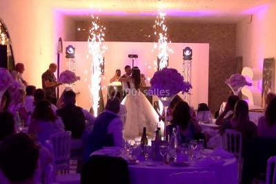 Miniature DJ Le Val (Var) - Enjoy-Your-Event #26 Personnes discutant dans une salle éclairée de lumières bleues, avec tables de buffet et décoration festive.