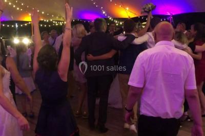 Miniature DJ Le Val (Var) - Enjoy-Your-Event #27 Personnes discutant dans une salle éclairée de lumières bleues, avec tables de buffet et décoration festive.