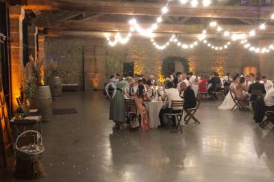 Miniature DJ Le Val (Var) - Enjoy-Your-Event #28 Personnes discutant dans une salle éclairée de lumières bleues, avec tables de buffet et décoration festive.