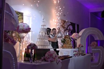 Miniature DJ Le Val (Var) - Enjoy-Your-Event #29 Personnes discutant dans une salle éclairée de lumières bleues, avec tables de buffet et décoration festive.