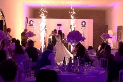 Miniature DJ Le Val (Var) - Enjoy-Your-Event #30 Personnes discutant dans une salle éclairée de lumières bleues, avec tables de buffet et décoration festive.