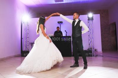 Miniature DJ Le Val (Var) - Enjoy-Your-Event #31 Personnes discutant dans une salle éclairée de lumières bleues, avec tables de buffet et décoration festive.