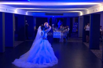 Miniature DJ Le Val (Var) - Enjoy-Your-Event #33 Personnes discutant dans une salle éclairée de lumières bleues, avec tables de buffet et décoration festive.