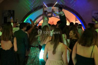 Miniature DJ Le Val (Var) - Enjoy-Your-Event #34 Personnes discutant dans une salle éclairée de lumières bleues, avec tables de buffet et décoration festive.