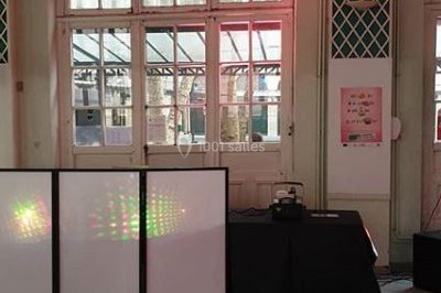 Miniature DJ Nangis (Seine-et-Marne) - DJG-Events #13 Installation de matériel de sonorisation et éclairage dans une salle avec grandes fenêtres et carrelage au sol.