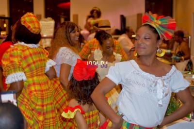 Miniature DJ Nangis (Seine-et-Marne) - DJG-Events #9 Installation de matériel de sonorisation et éclairage dans une salle avec grandes fenêtres et carrelage au sol.