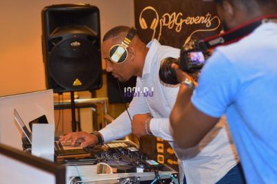 Miniature DJ Nangis (Seine-et-Marne) - DJG-Events #2 Installation de matériel de sonorisation et éclairage dans une salle avec grandes fenêtres et carrelage au sol.