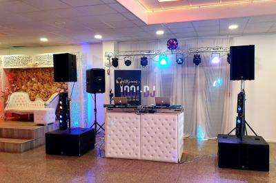 Miniature DJ Nangis (Seine-et-Marne) - DJG-Events #3 Installation de matériel de sonorisation et éclairage dans une salle avec grandes fenêtres et carrelage au sol.