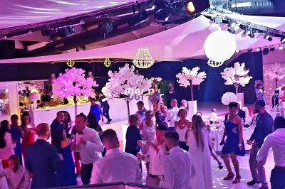 Miniature DJ Nangis (Seine-et-Marne) - DJG-Events #4 Installation de matériel de sonorisation et éclairage dans une salle avec grandes fenêtres et carrelage au sol.