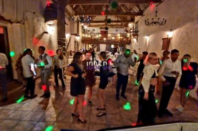 Miniature DJ Nangis (Seine-et-Marne) - DJG-Events #6 Installation de matériel de sonorisation et éclairage dans une salle avec grandes fenêtres et carrelage au sol.