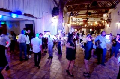 Miniature DJ Nangis (Seine-et-Marne) - DJG-Events #7 Installation de matériel de sonorisation et éclairage dans une salle avec grandes fenêtres et carrelage au sol.