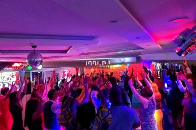 Miniature DJ Nangis (Seine-et-Marne) - DJG-Events #11 Installation de matériel de sonorisation et éclairage dans une salle avec grandes fenêtres et carrelage au sol.