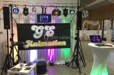 Un couple dansant en silhouette dans une ambiance tamisée, entouré de convives flous en arrière-plan.