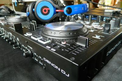 Un couple dansant en silhouette dans une ambiance tamisée, entouré de convives flous en arrière-plan.