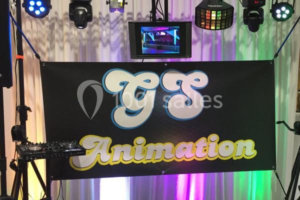 Bannière ’GS Animation’ suspendue dans un décor avec éclairages colorés et matériel audiovisuel.