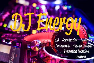 Salle avec éclairage de scène coloré, piste de danse illuminée, tables sur les côtés et matériel audio en arrière-plan.