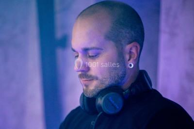 Deux femmes dansent et discutent dans une ambiance festive avec des lumières colorées.