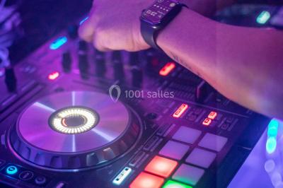 Deux femmes dansent et discutent dans une ambiance festive avec des lumières colorées.