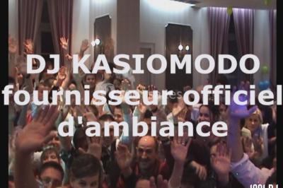 Miniature DJ Pau (Pyrénées-Atlantiques) - DJ Kasimodo #2 Des personnes souriantes lèvent les bras et posent devant un écran dans une ambiance festive en intérieur.