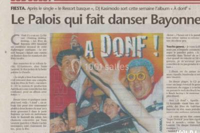 Miniature DJ Pau (Pyrénées-Atlantiques) - DJ Kasimodo #3 Des personnes souriantes lèvent les bras et posent devant un écran dans une ambiance festive en intérieur.