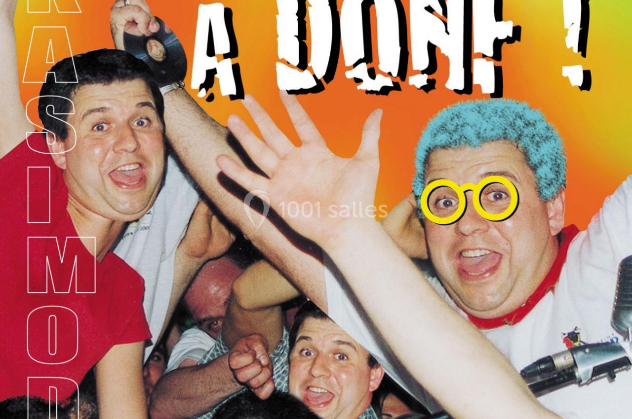 Des personnes souriantes dans une ambiance festive avec un homme au premier plan portant des lunettes jaunes.