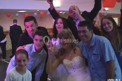 Miniature DJ Pau (Pyrénées-Atlantiques) - DJ Kasimodo #5 Des personnes souriantes lèvent les bras et posent devant un écran dans une ambiance festive en intérieur.