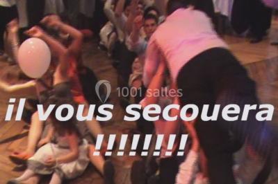 Miniature DJ Pau (Pyrénées-Atlantiques) - DJ Kasimodo #6 Des personnes souriantes lèvent les bras et posent devant un écran dans une ambiance festive en intérieur.