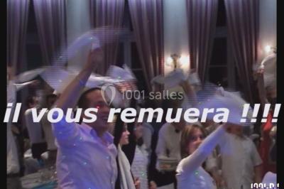 Miniature DJ Pau (Pyrénées-Atlantiques) - DJ Kasimodo #7 Des personnes souriantes lèvent les bras et posent devant un écran dans une ambiance festive en intérieur.