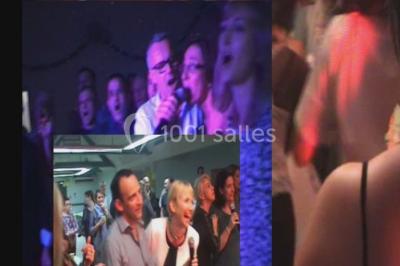 Miniature DJ Pau (Pyrénées-Atlantiques) - DJ Kasimodo #8 Des personnes souriantes lèvent les bras et posent devant un écran dans une ambiance festive en intérieur.