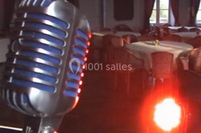 Miniature DJ Pau (Pyrénées-Atlantiques) - DJ Kasimodo #9 Des personnes souriantes lèvent les bras et posent devant un écran dans une ambiance festive en intérieur.