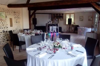 Miniature DJ Pau (Pyrénées-Atlantiques) - DJ Kasimodo #11 Des personnes souriantes lèvent les bras et posent devant un écran dans une ambiance festive en intérieur.