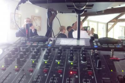 Miniature DJ Pau (Pyrénées-Atlantiques) - DJ Kasimodo #12 Des personnes souriantes lèvent les bras et posent devant un écran dans une ambiance festive en intérieur.