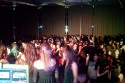 Miniature DJ Pau (Pyrénées-Atlantiques) - DJ Kasimodo #14 Des personnes souriantes lèvent les bras et posent devant un écran dans une ambiance festive en intérieur.