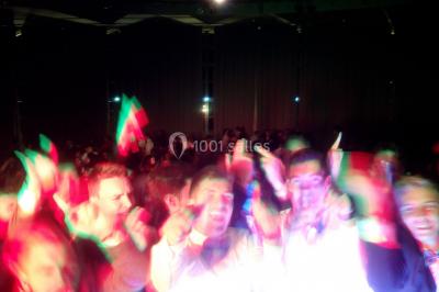 Miniature DJ Pau (Pyrénées-Atlantiques) - DJ Kasimodo #16 Des personnes souriantes lèvent les bras et posent devant un écran dans une ambiance festive en intérieur.