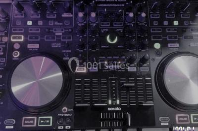 Miniature DJ Pau (Pyrénées-Atlantiques) - DJ Kasimodo #18 Des personnes souriantes lèvent les bras et posent devant un écran dans une ambiance festive en intérieur.