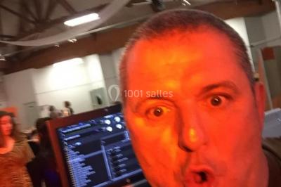 Miniature DJ Pau (Pyrénées-Atlantiques) - DJ Kasimodo #19 Des personnes souriantes lèvent les bras et posent devant un écran dans une ambiance festive en intérieur.